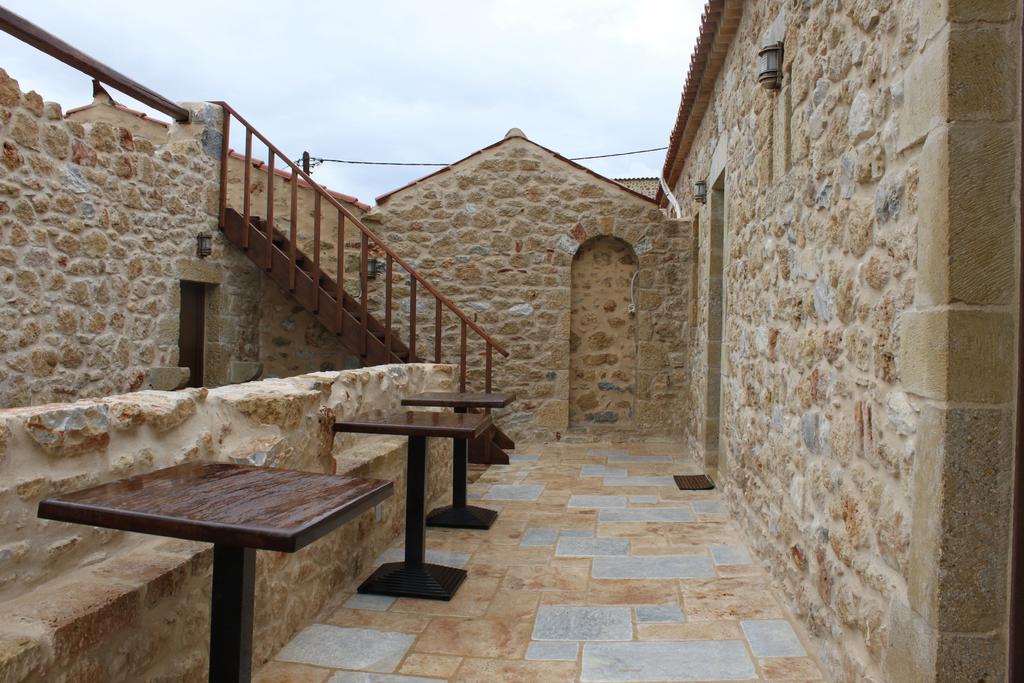 Vetilios Lithos boutique hotel Néon Oítilon Exterior foto