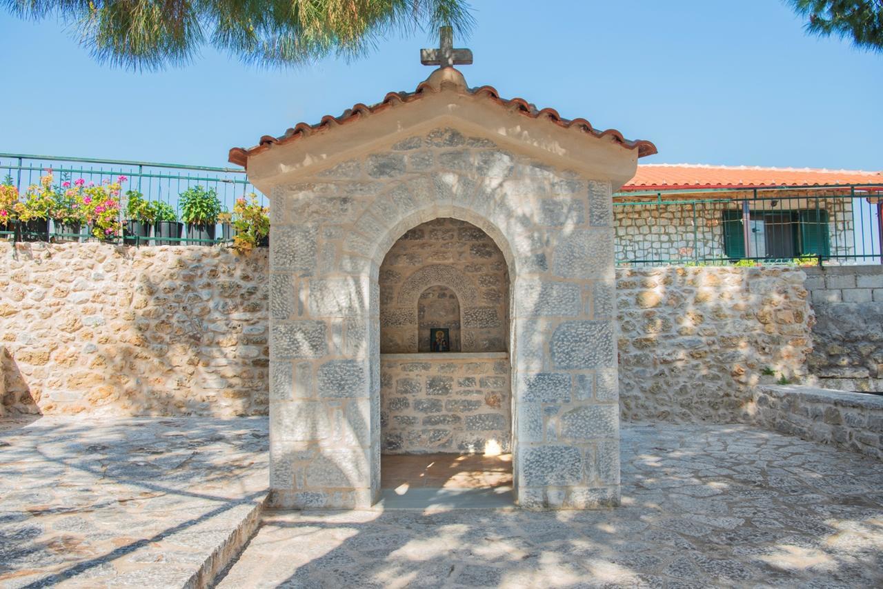 Vetilios Lithos boutique hotel Néon Oítilon Exterior foto